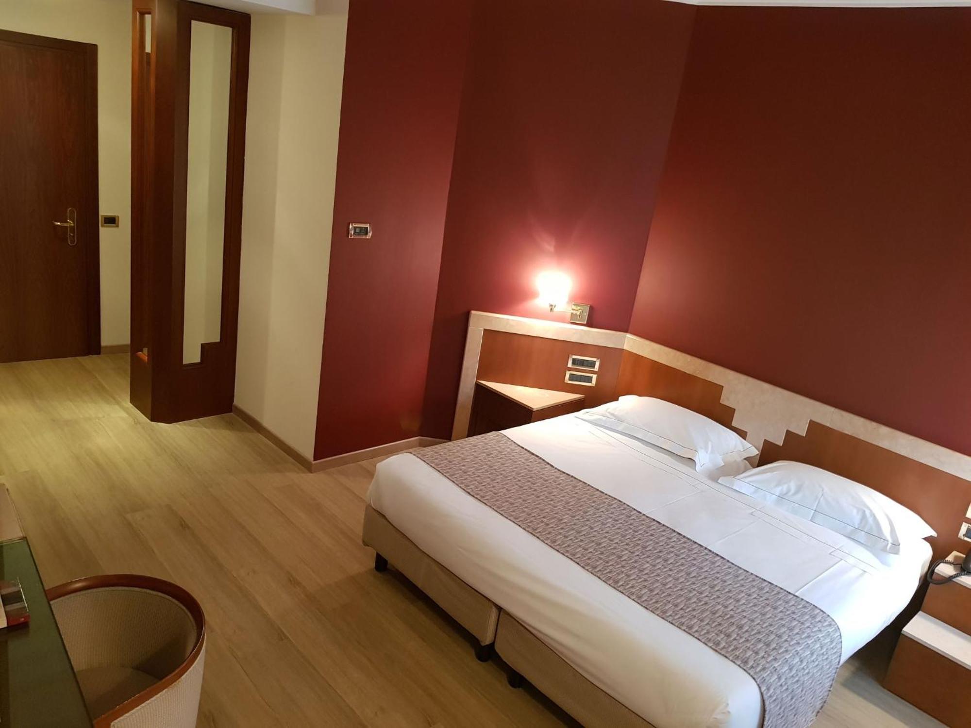 Deluxe Double or Twin Room,1705754106:JPEG